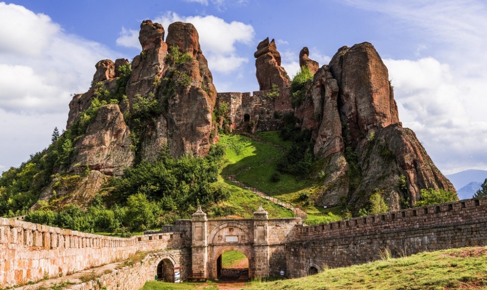 Прекрасна България - пещери и манастири с тръгване от Варна, Добрич ...